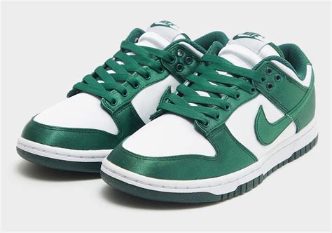 Nike Dunk Low trainers in green